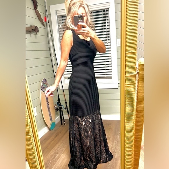 Sangria,Stunning Noir,Ribbed Bodice,Heavy Lace Frilled Lower over Cream,Size 10 - Picture 1 of 17